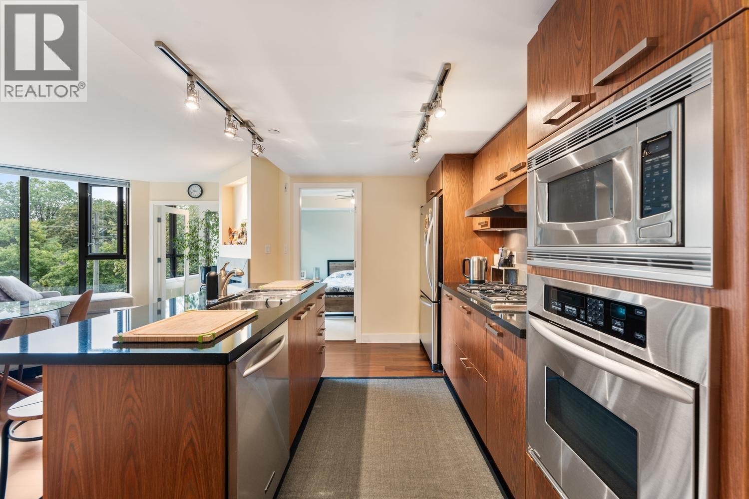 431 3228 Tupper Street Property Photo 9