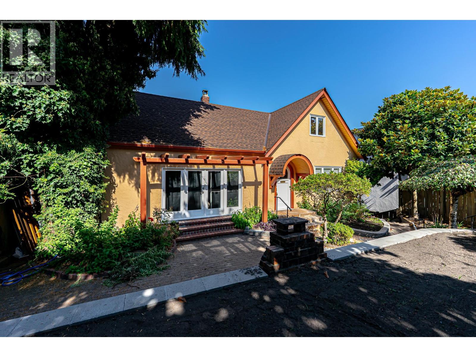 4327 Locarno Crescent Photo de la propriété 1