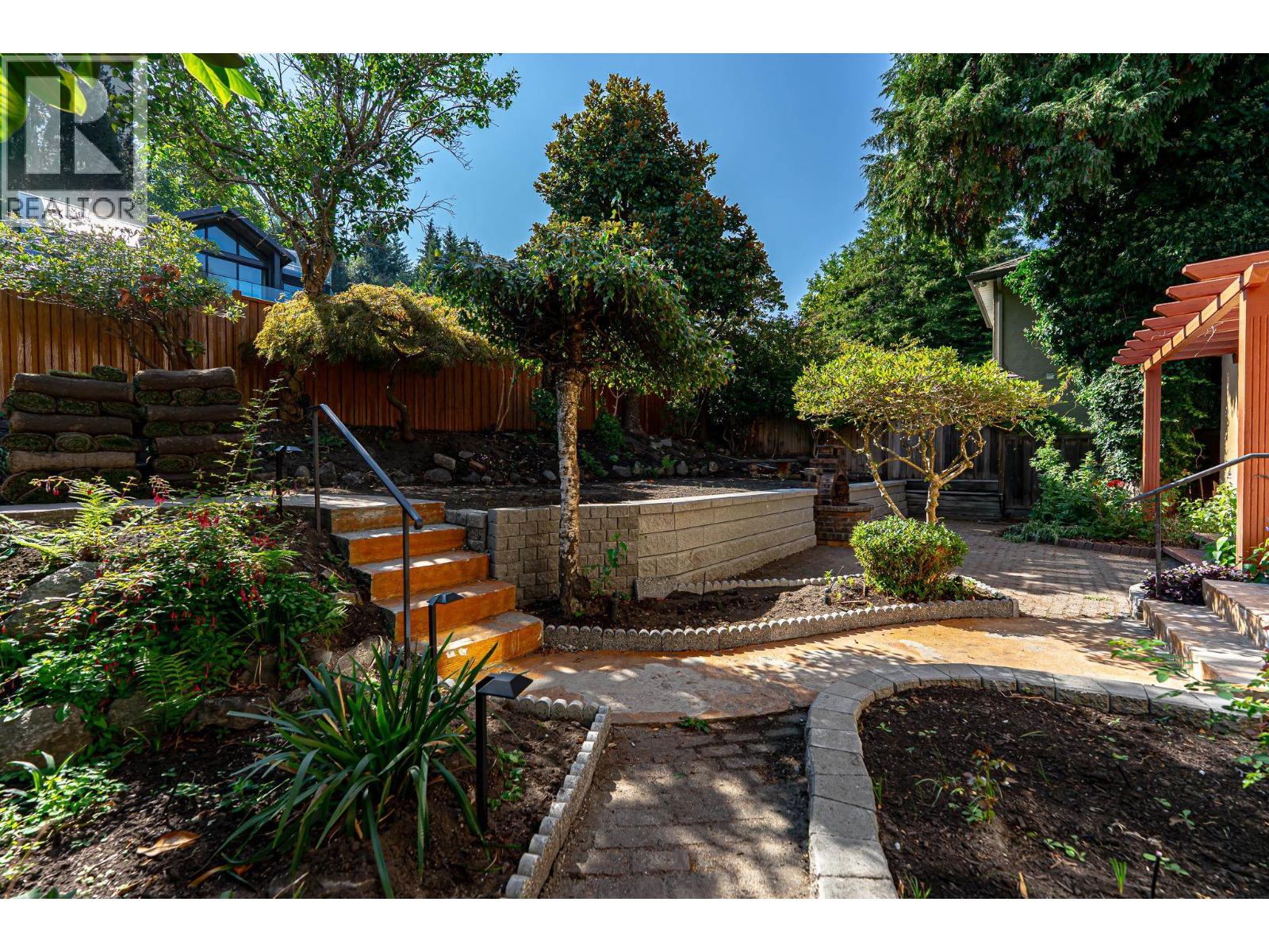 4327 Locarno Crescent Property Photo 3