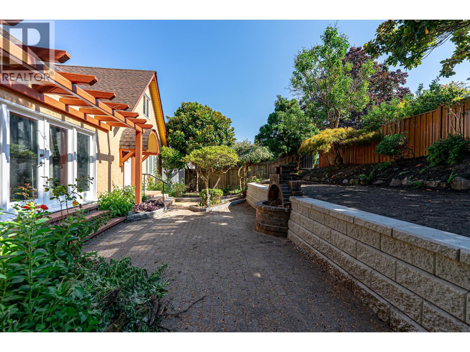 4327 Locarno Crescent Property Photo 4