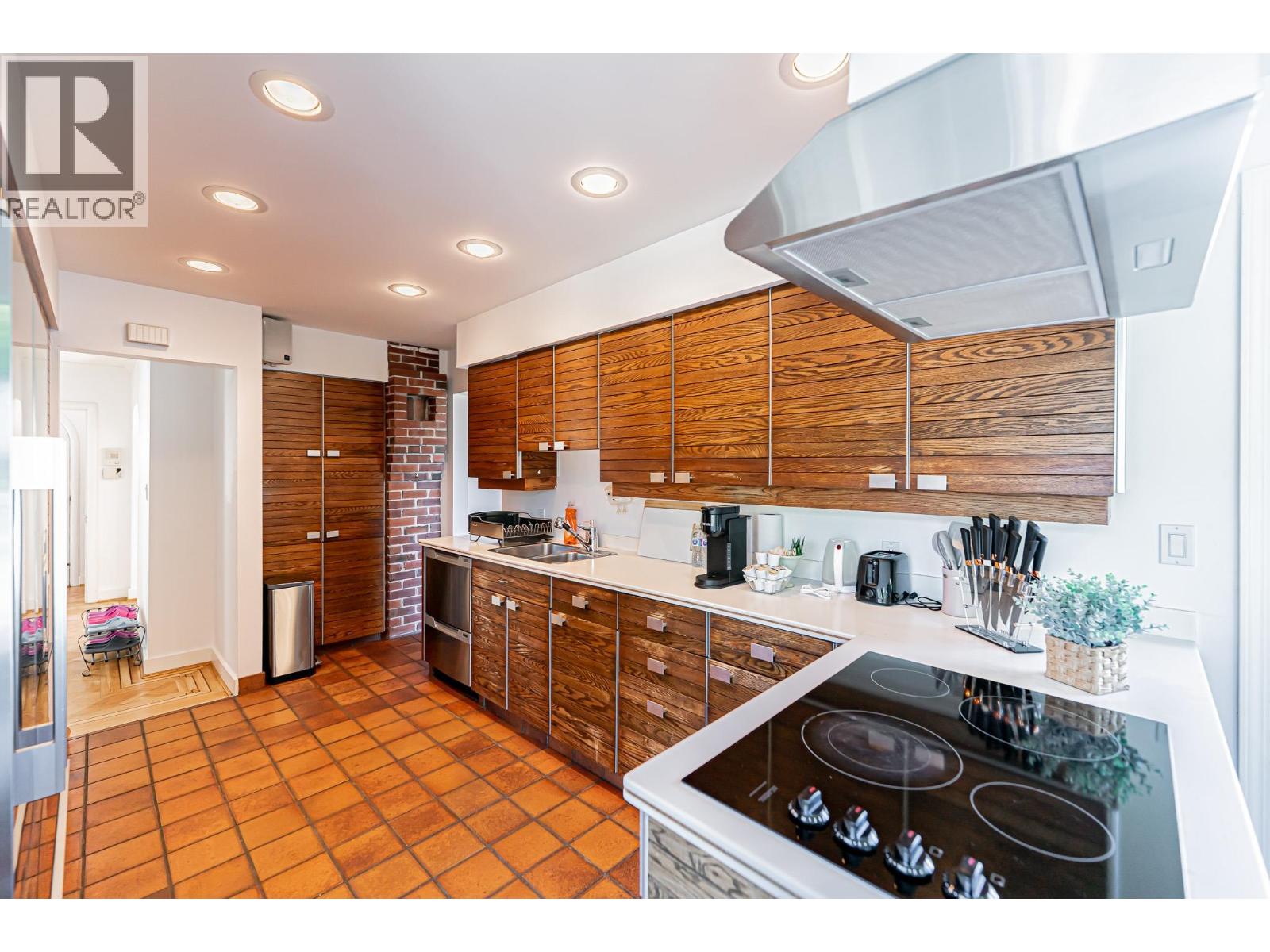 4327 Locarno Crescent Property Photo 8