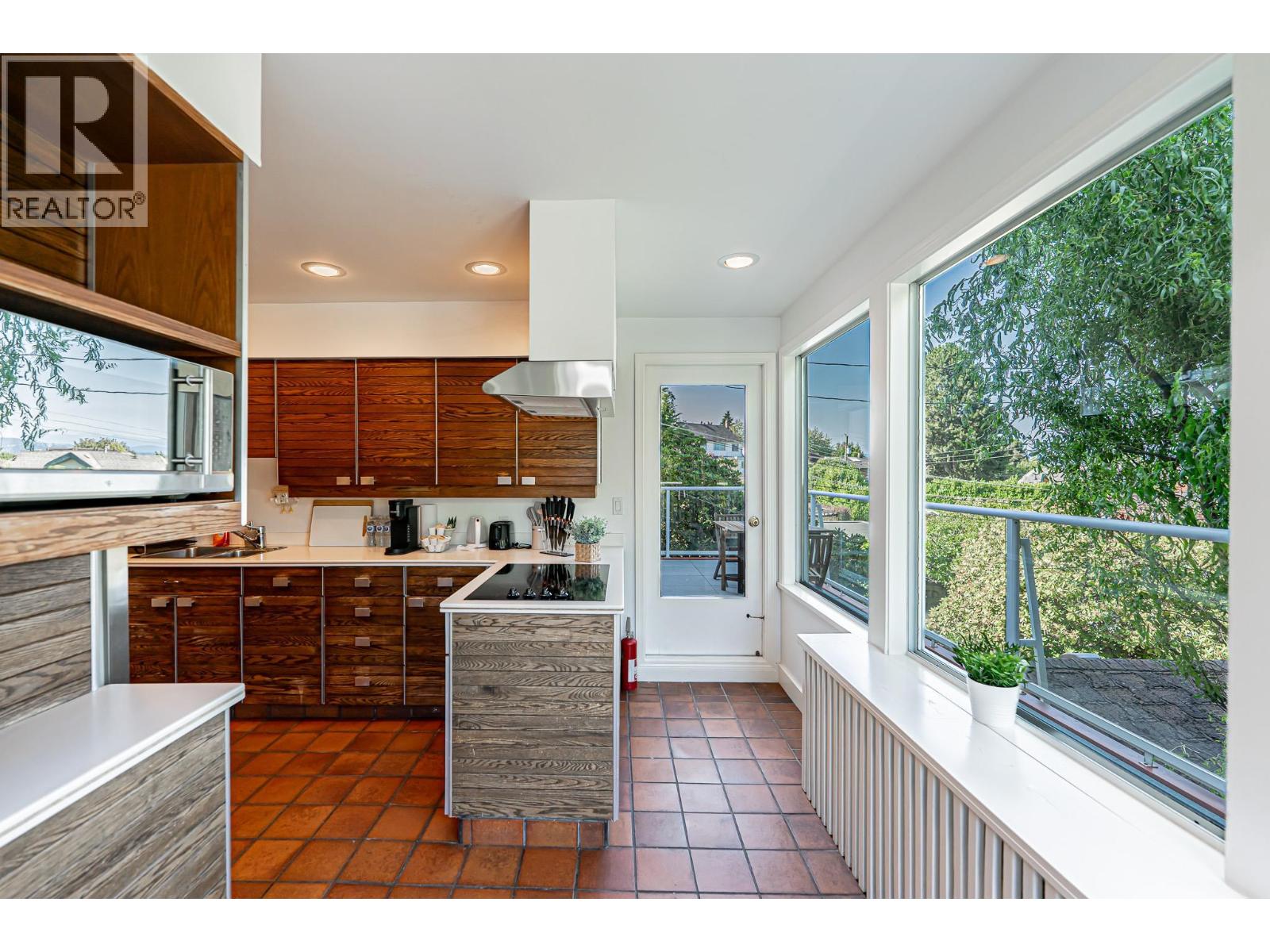 4327 Locarno Crescent Property Photo 9