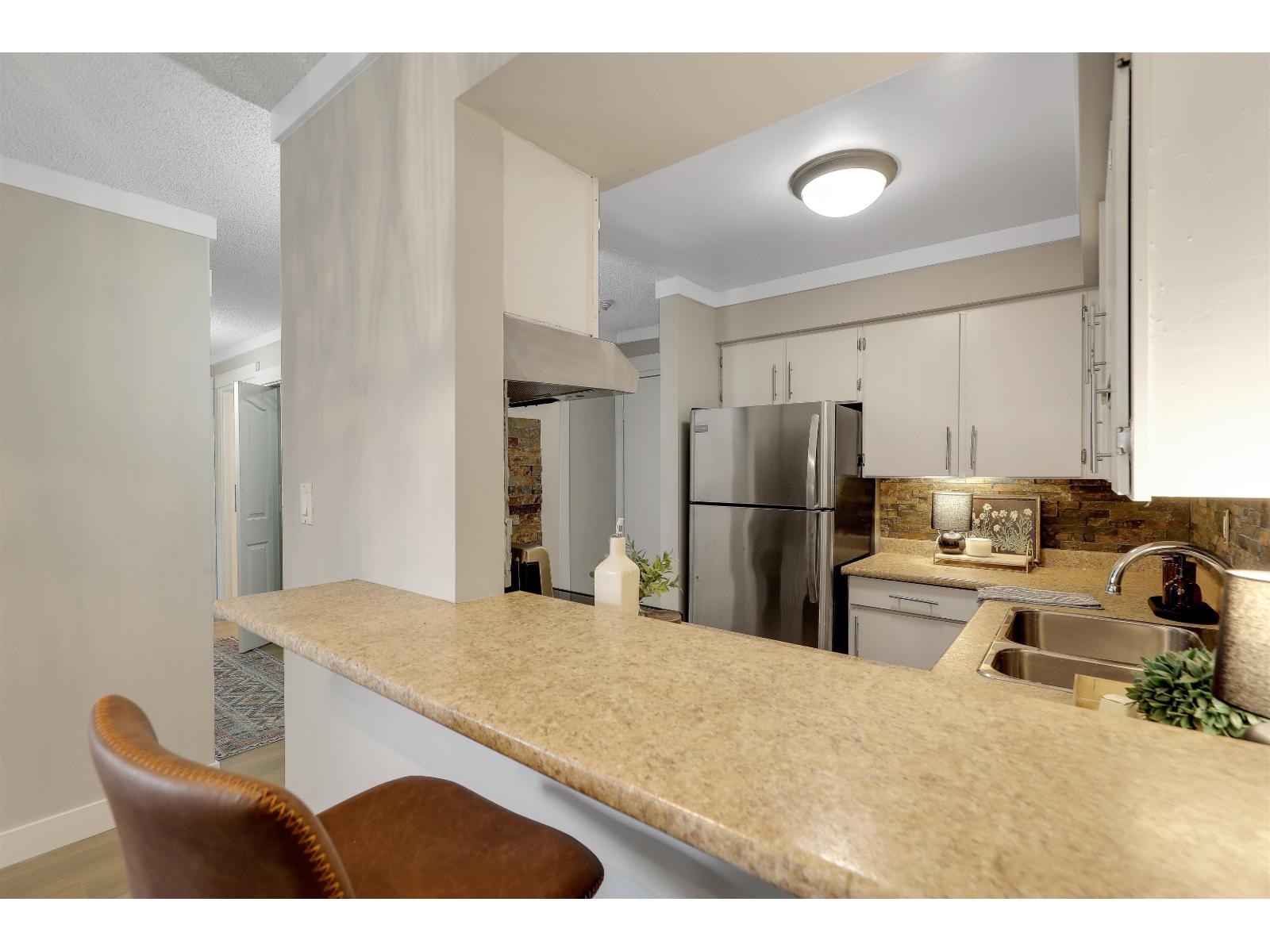 211 5294 204 St Street Property Photo 10