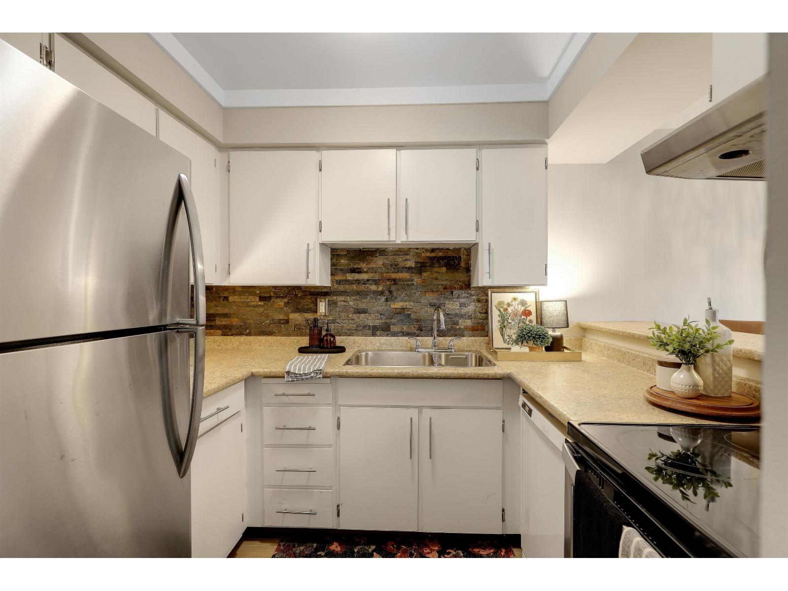 211 5294 204 St Street Property Photo 11