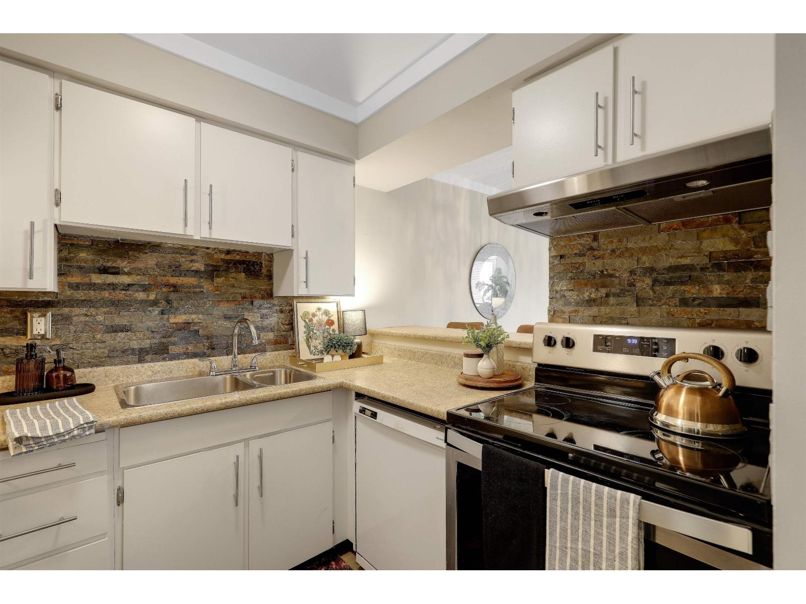 211 5294 204 St Street Property Photo 12