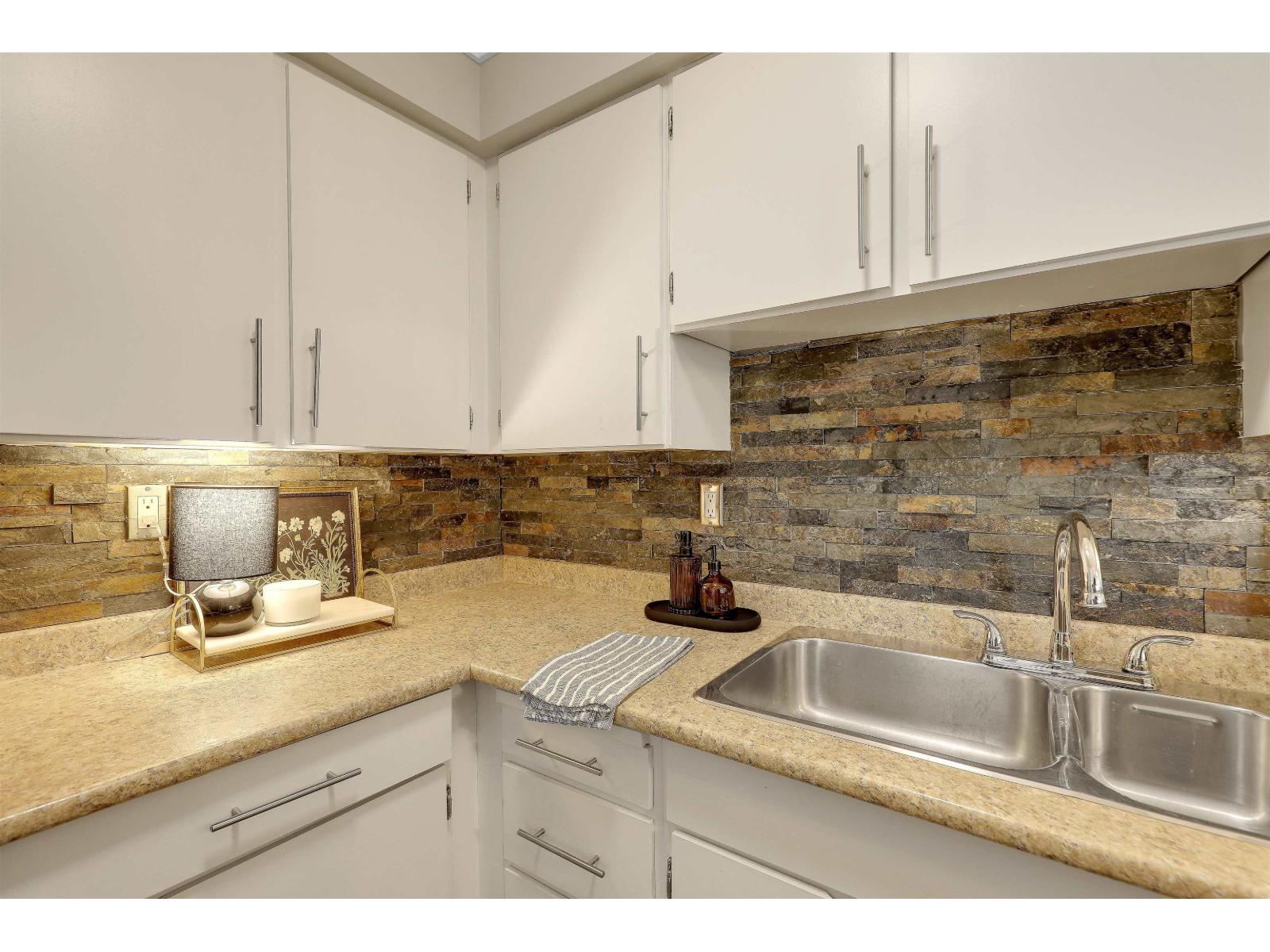 211 5294 204 St Street Property Photo 13
