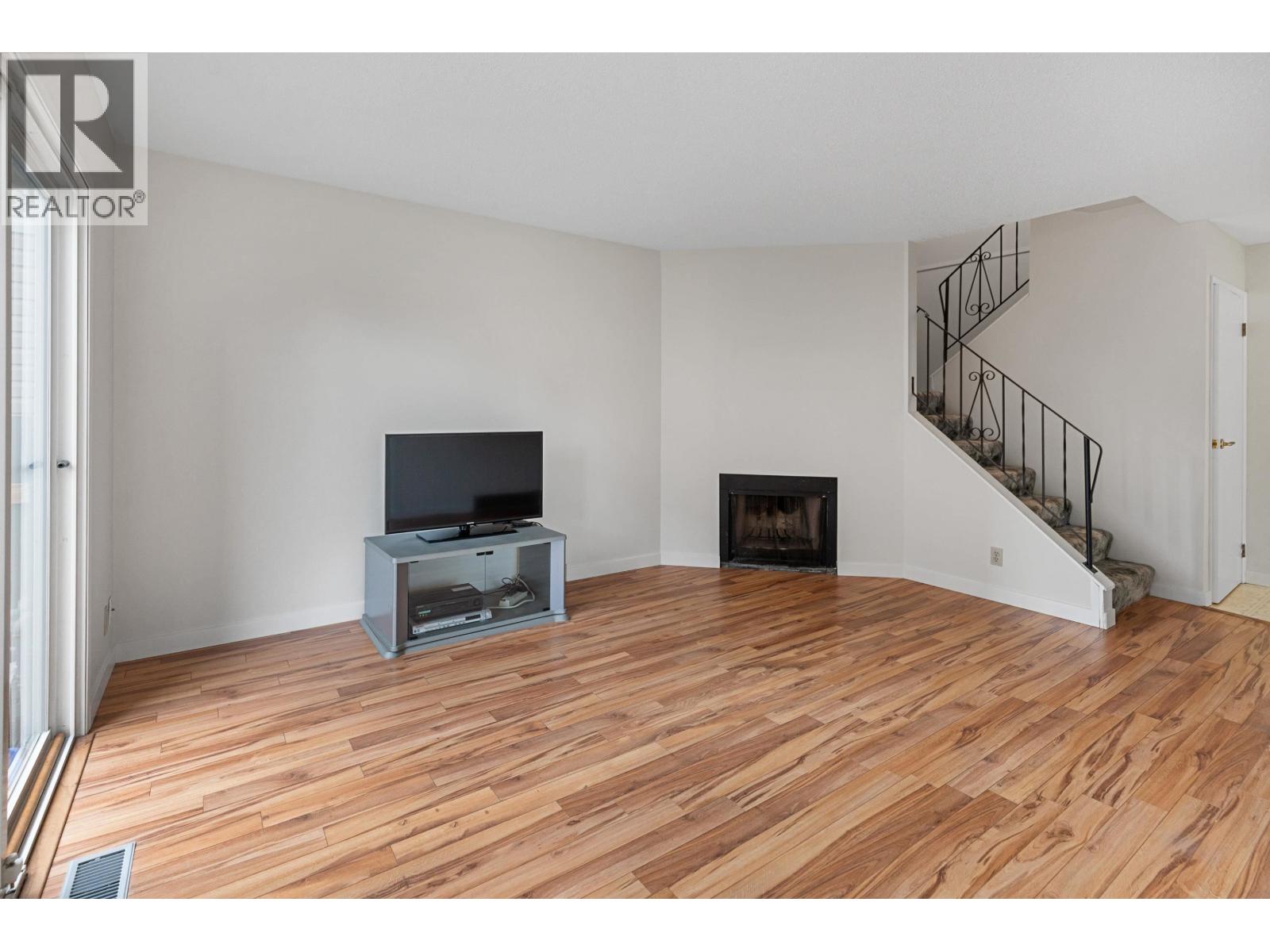 305 2550 S Ospika Boulevard Property Photo 6