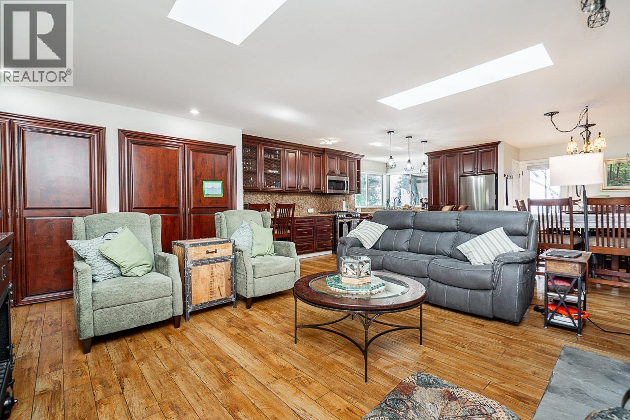 404 Mundy Street Property Photo 8