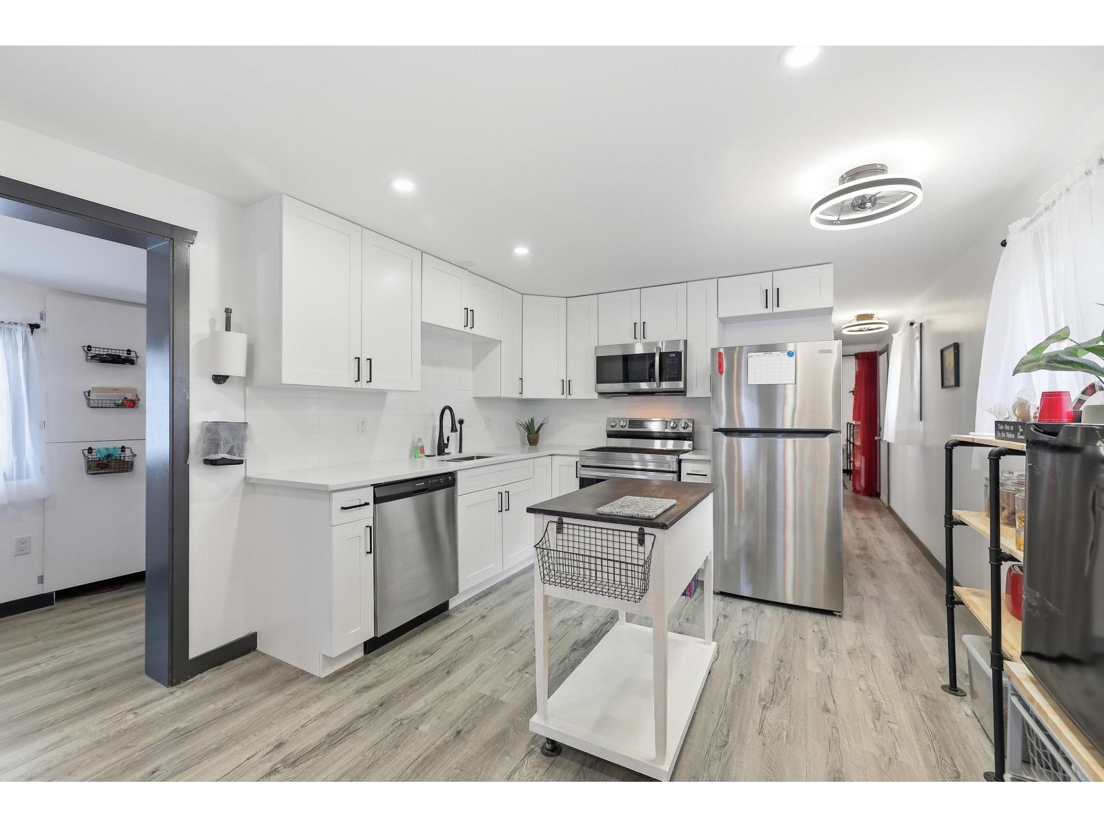 52 24330 Fraser Highway Property Photo 11