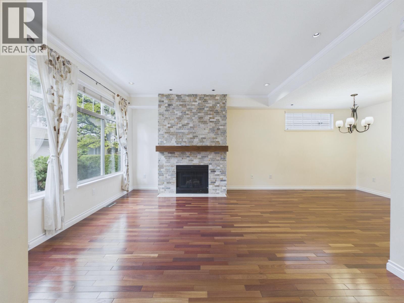 48 5298 Oakmount Crescent Property Photo 2