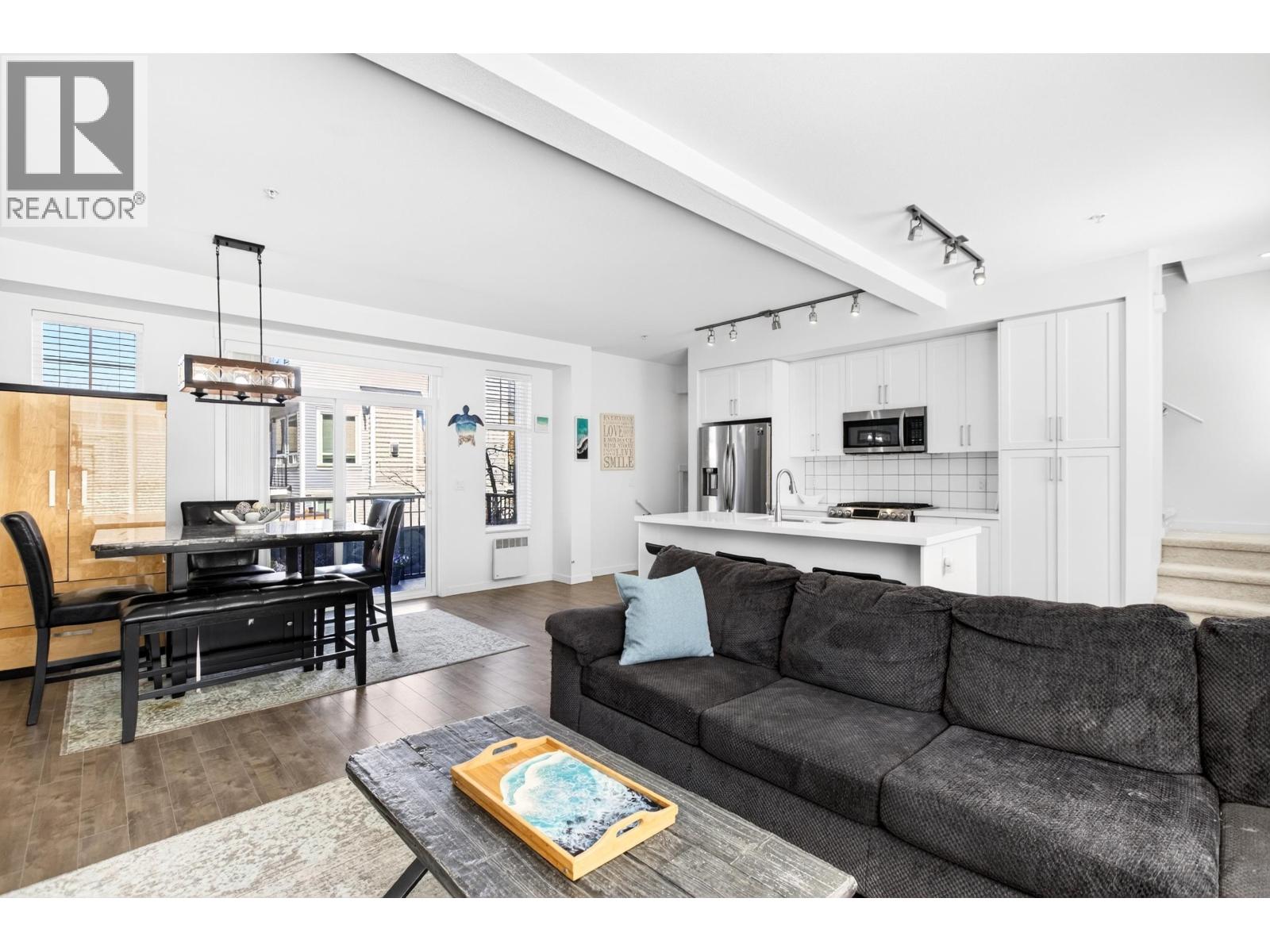 7 11272 240 Street Property Photo 3