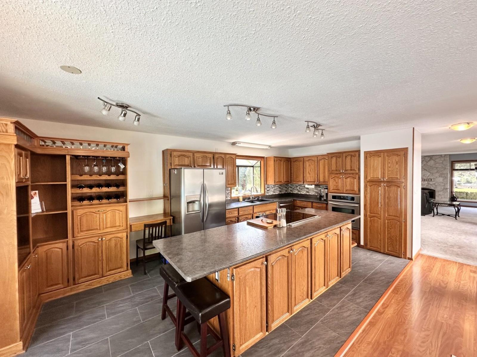 3762 Nanaimo Crescent Property Photo 7