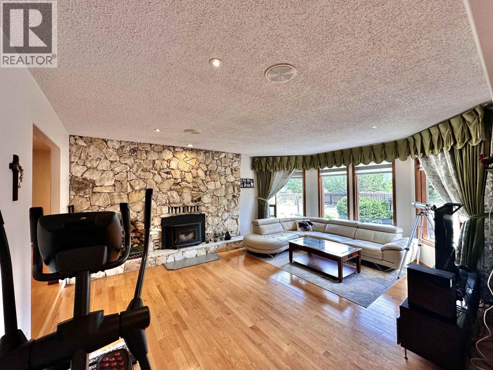 1365 S 5 Highway Property Photo 3