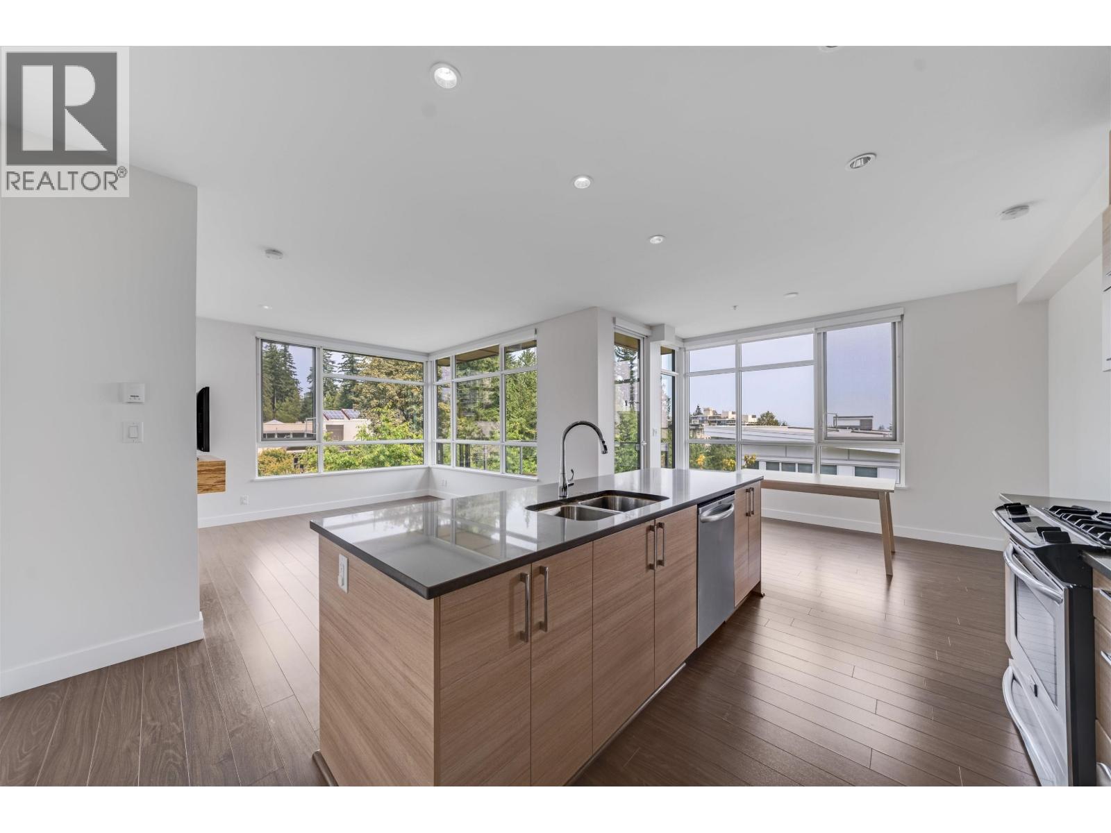 412 9150 University High Street Property Photo 1