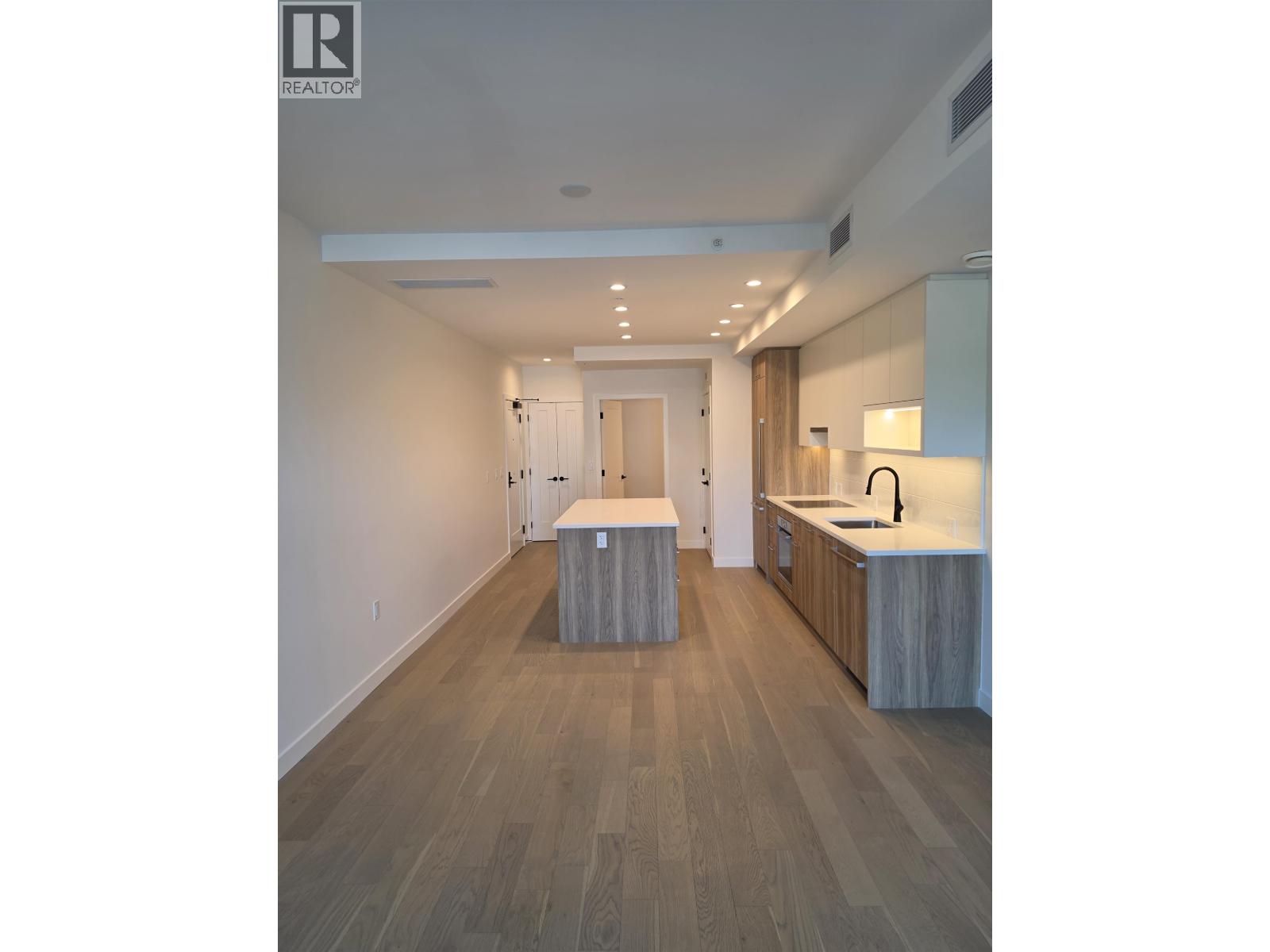 310 8398 Oak Street Photo de la propriété 1