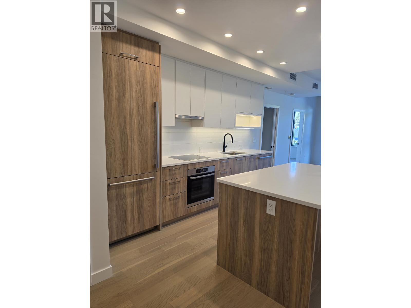 310 8398 Oak Street Property Photo 3