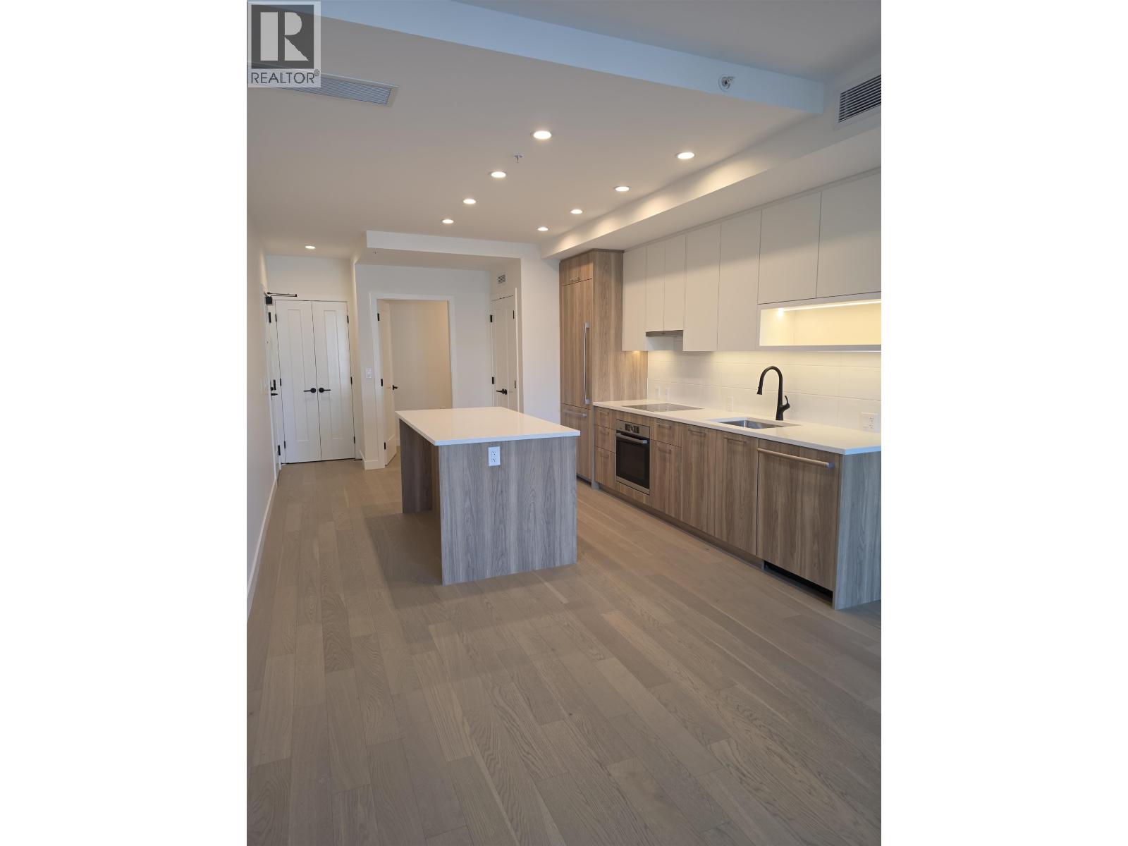 310 8398 Oak Street Property Photo 4
