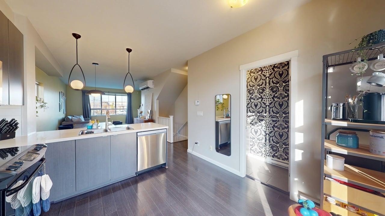 70 19505 68a Avenue Property Photo 4