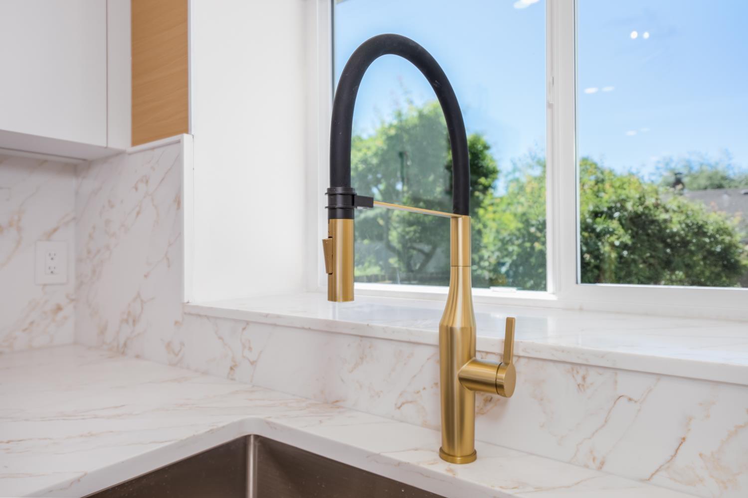 15092 19a Avenue Property Photo 12