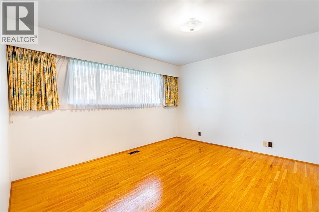 5482 Rhodes Street Property Photo 8