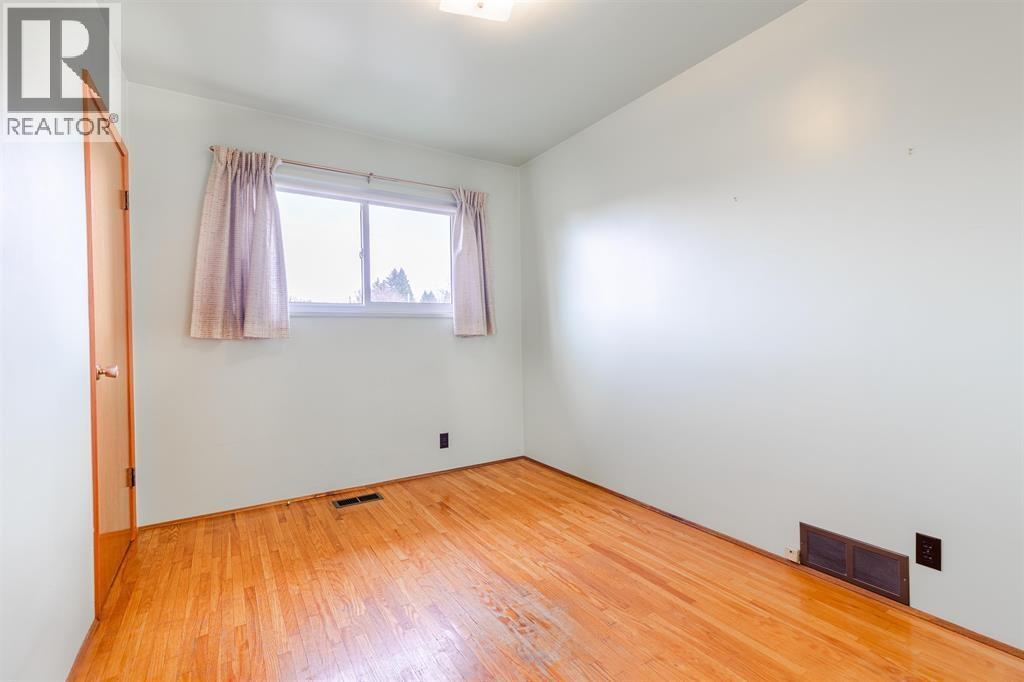 5482 Rhodes Street Property Photo 12