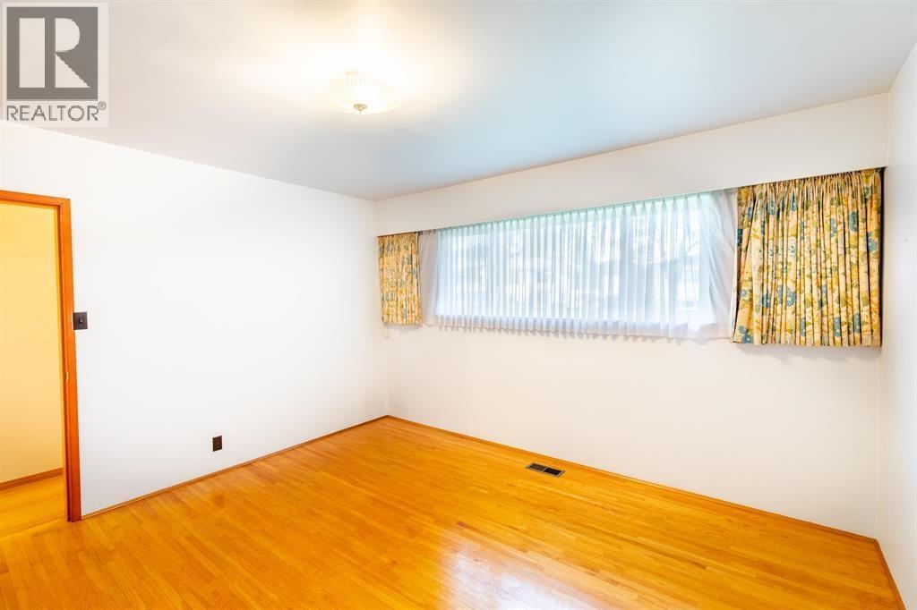 5482 Rhodes Street Property Photo 14