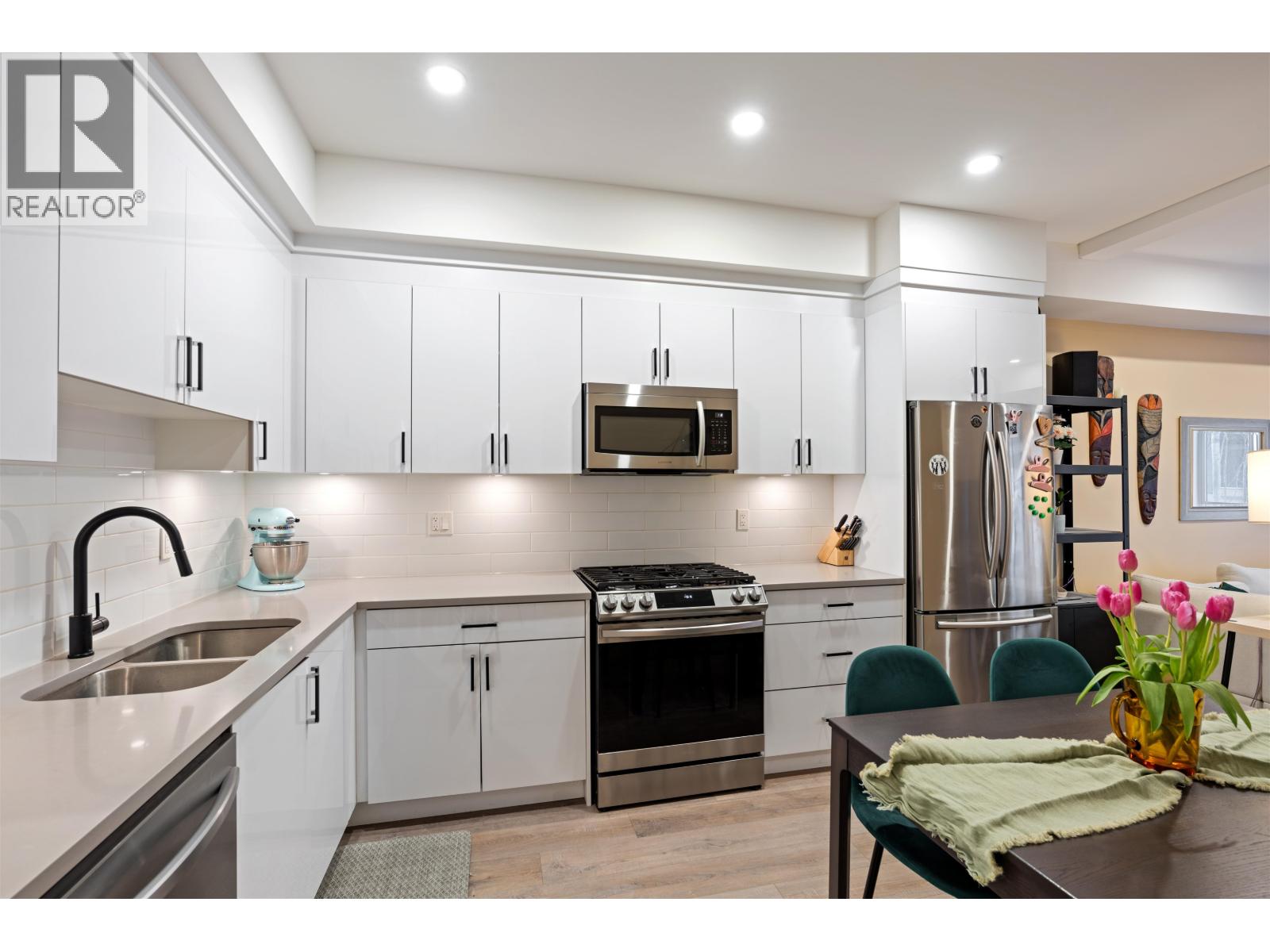 213 37808 Third Avenue Photo de la propriété 1