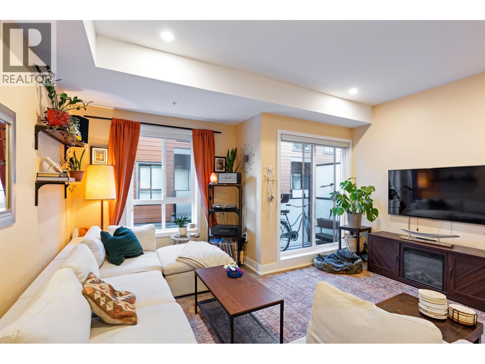 213 37808 Third Avenue Property Photo 2