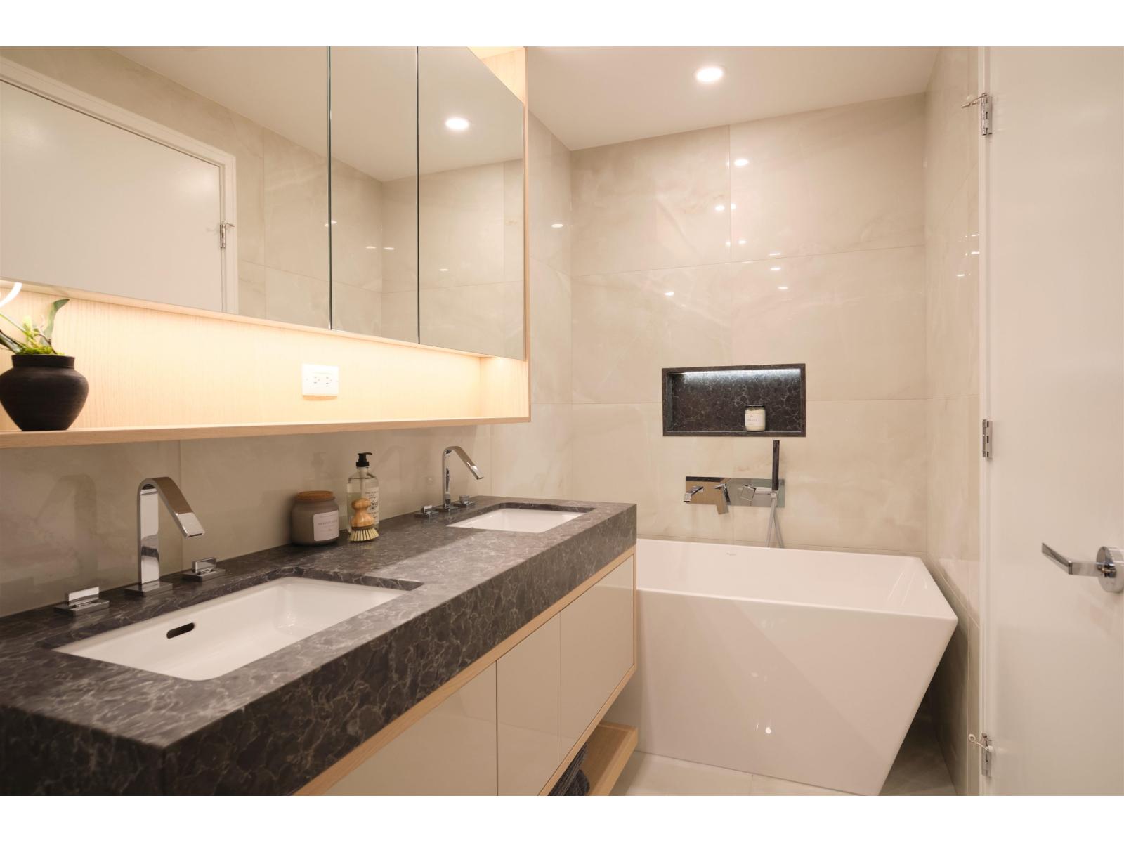 208 1342 Johnston Road Property Photo 14