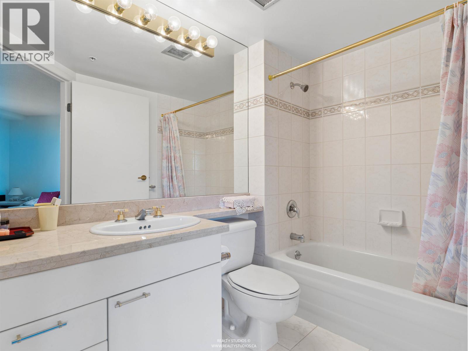 705 388 Drake St Property Photo 16