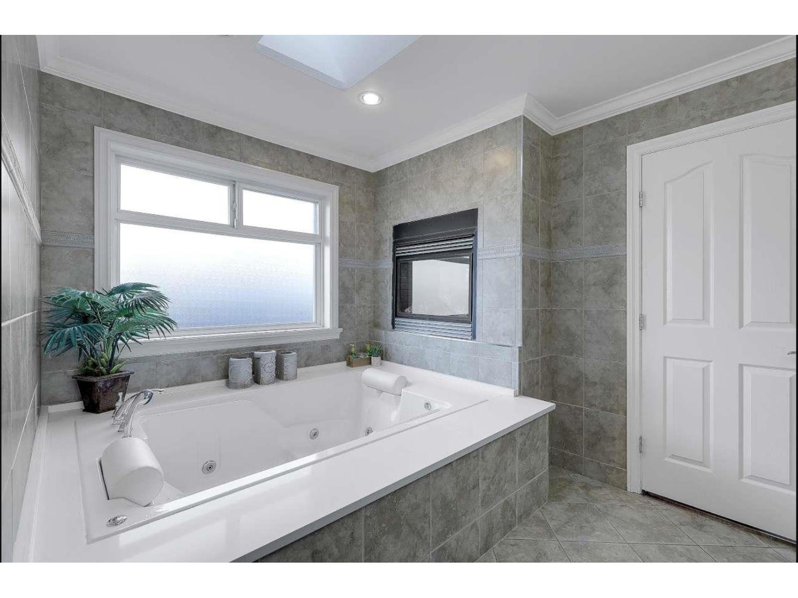 14871 76 Avenue Property Photo 10