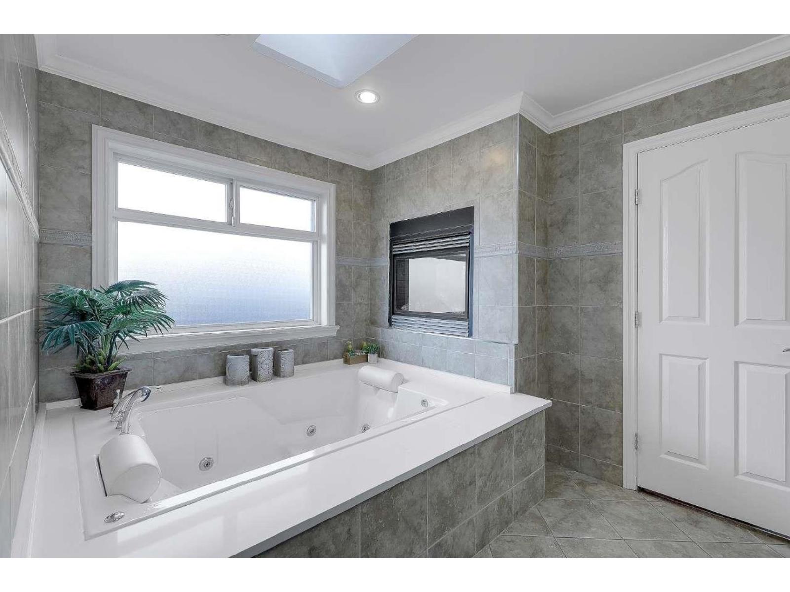 14871 76 Avenue Property Photo 14