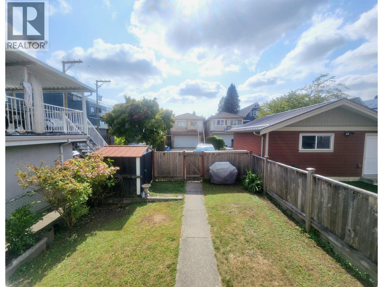 House 178 E King Edward Avenue Property Photo 3