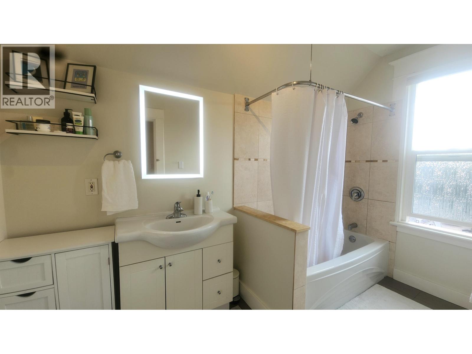 House 178 E King Edward Avenue Property Photo 10