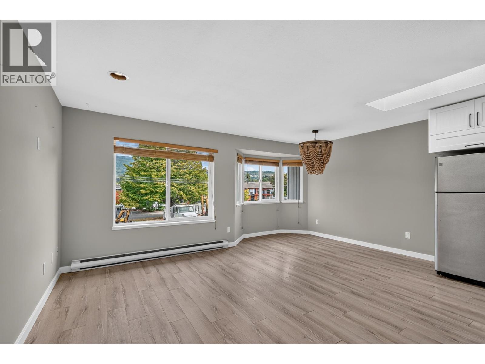 29 5761 Wharf Avenue Property Photo 5