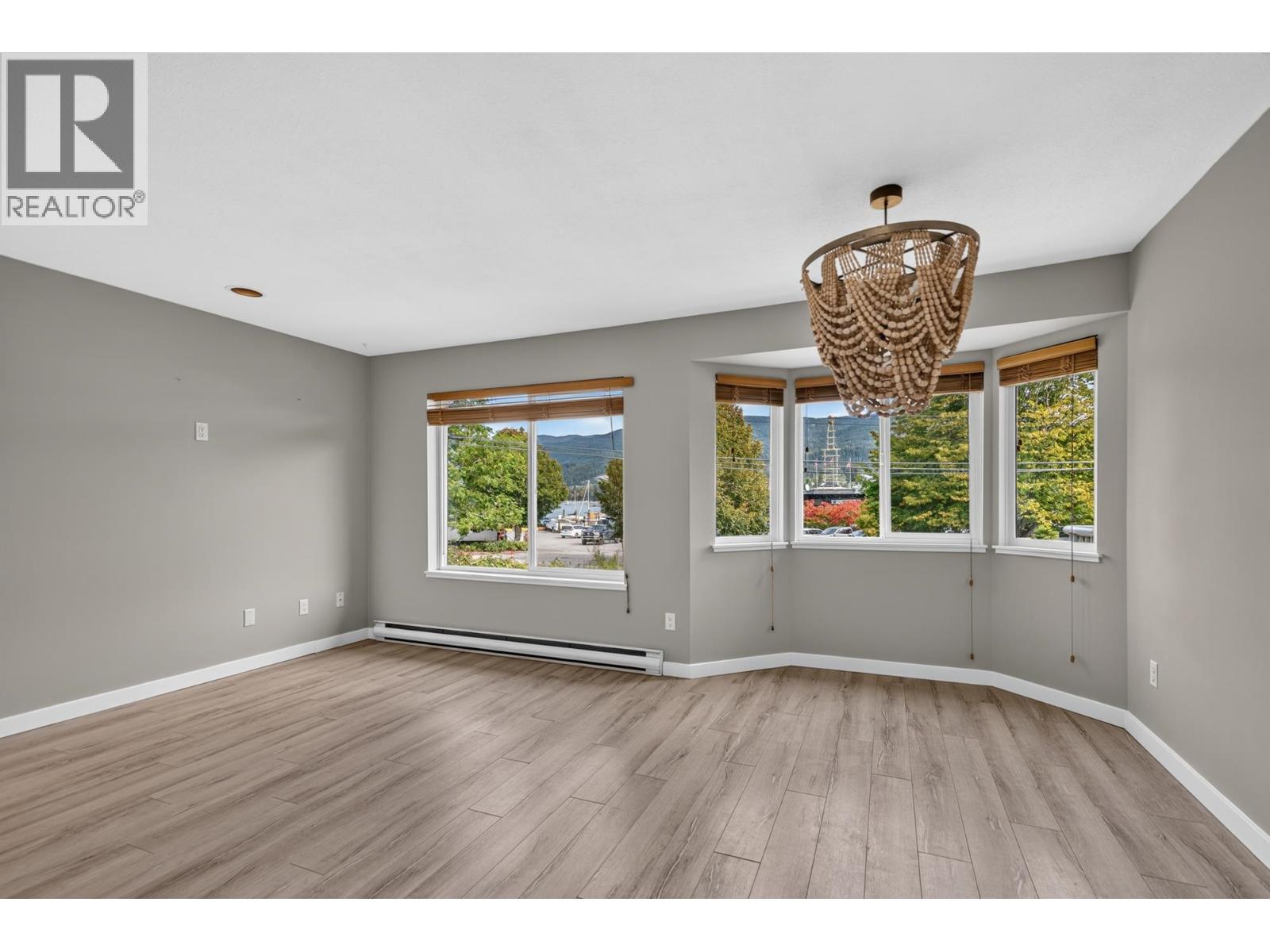29 5761 Wharf Avenue Property Photo 8