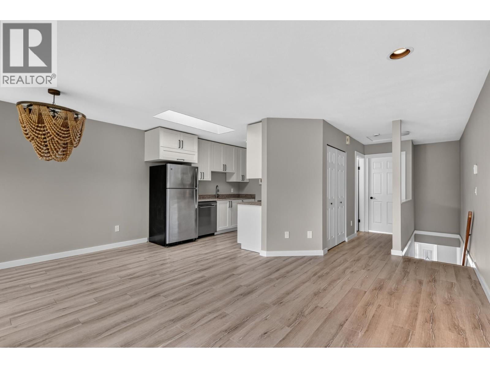 29 5761 Wharf Avenue Property Photo 10