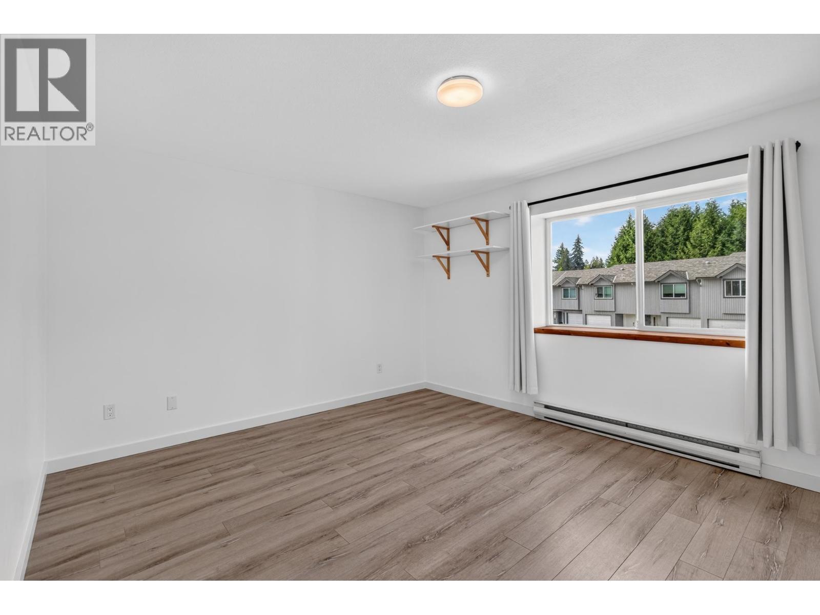 29 5761 Wharf Avenue Property Photo 14