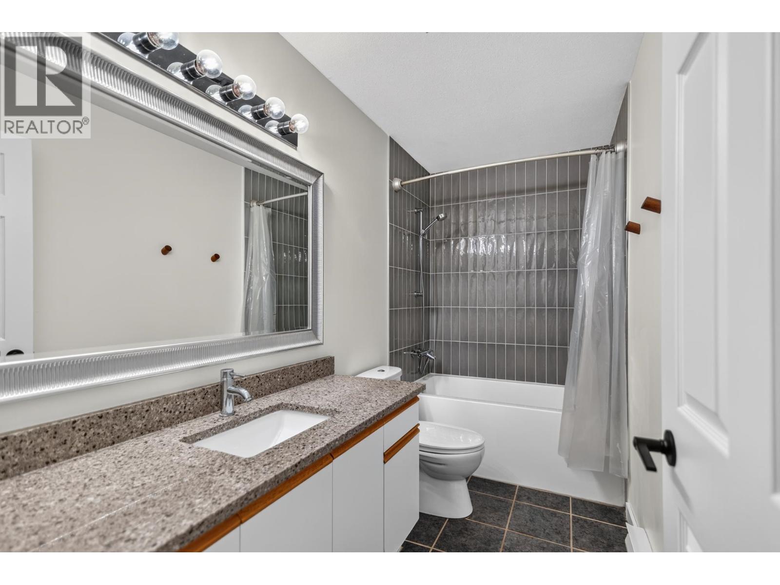 29 5761 Wharf Avenue Property Photo 15