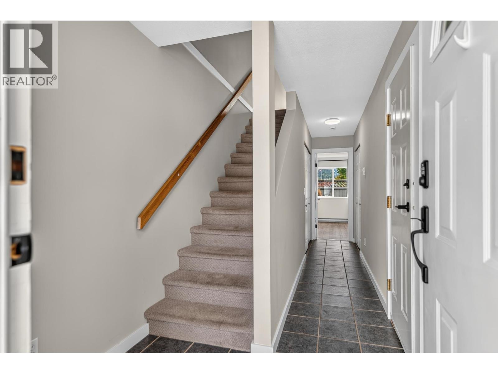29 5761 Wharf Avenue Property Photo 16