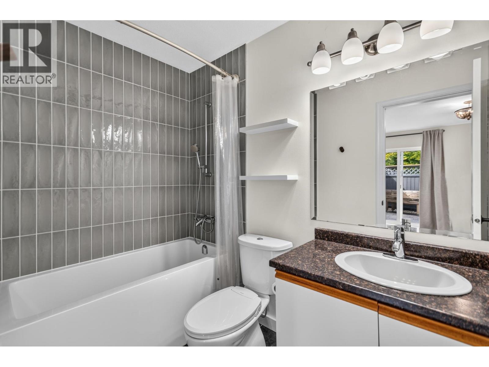 29 5761 Wharf Avenue Property Photo 17