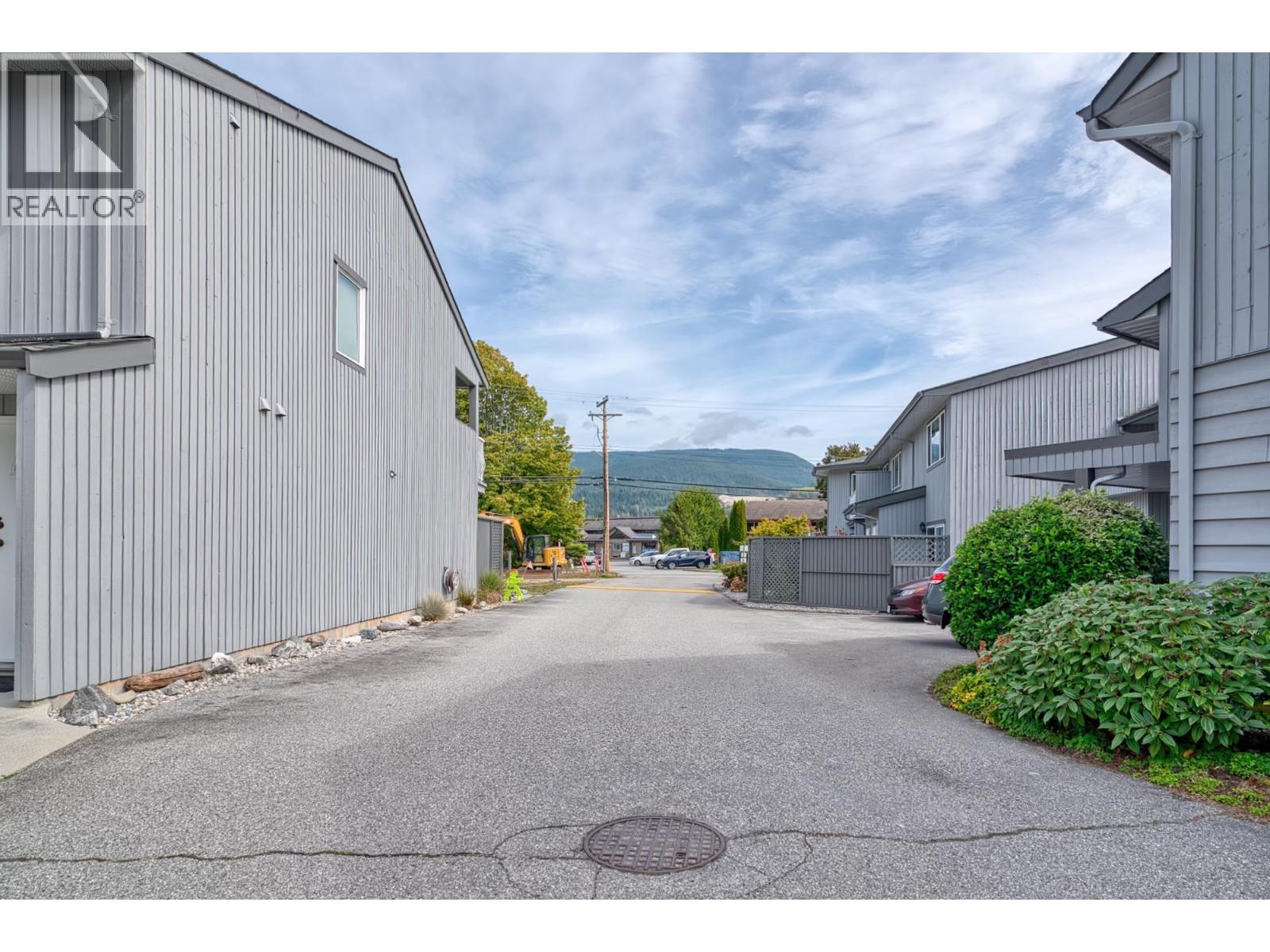 29 5761 Wharf Avenue Property Photo 24