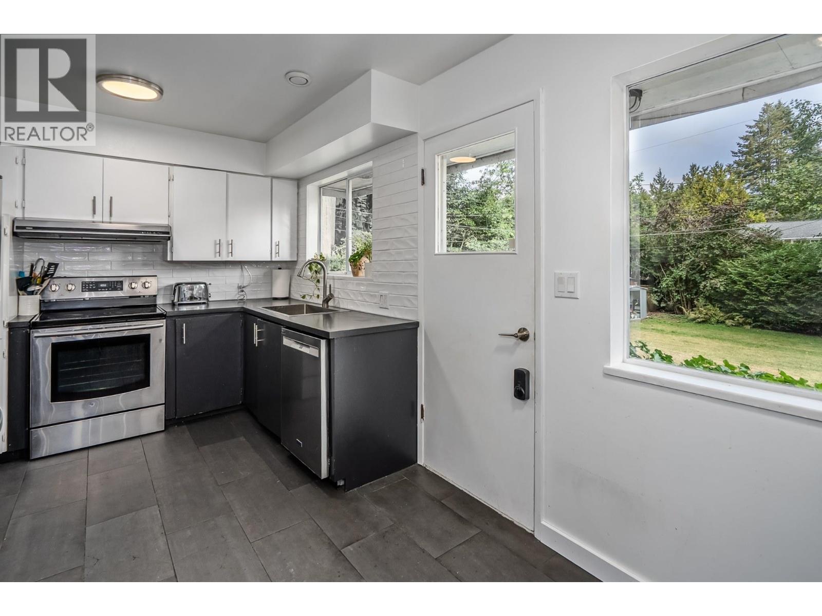 5529 8a Avenue Property Photo 14