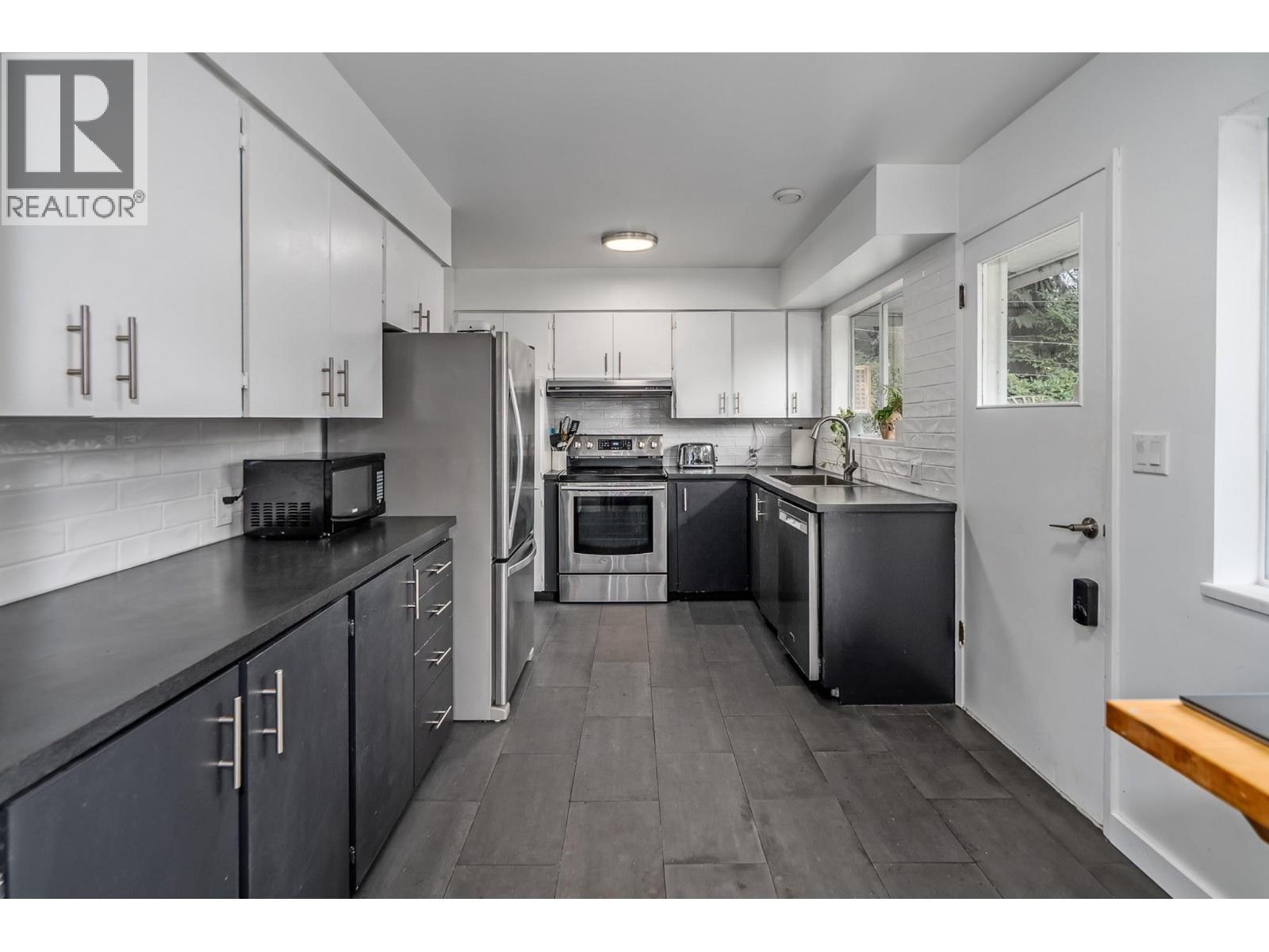 5529 8a Avenue Property Photo 16