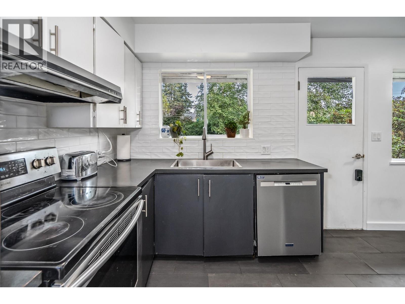 5529 8a Avenue Property Photo 17