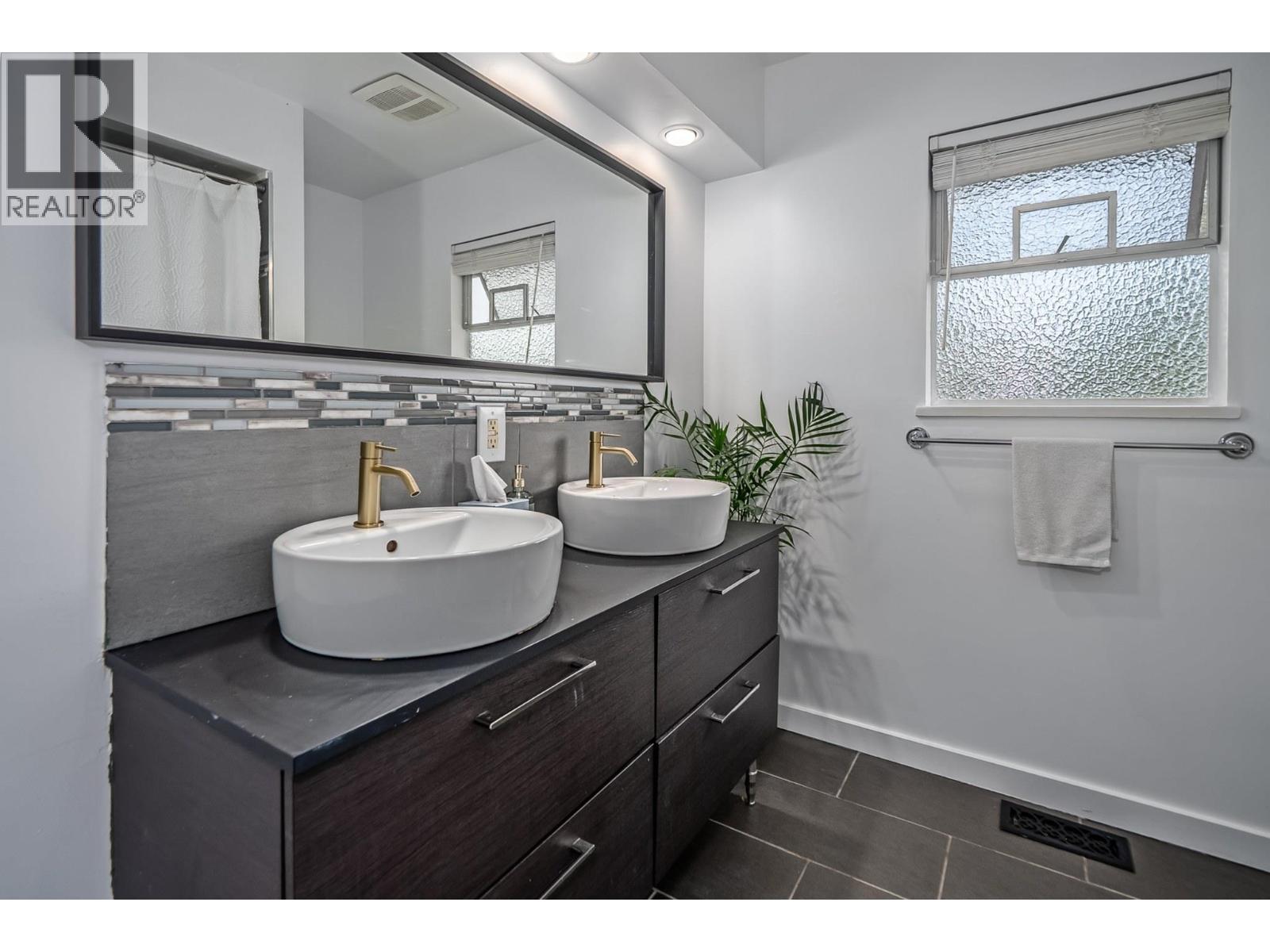 5529 8a Avenue Property Photo 22