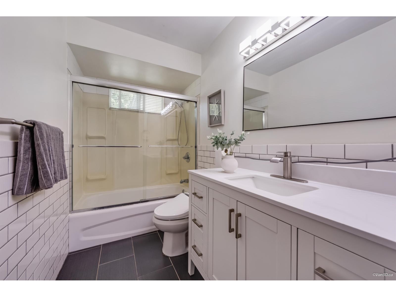 5052 205b Street Property Photo 13