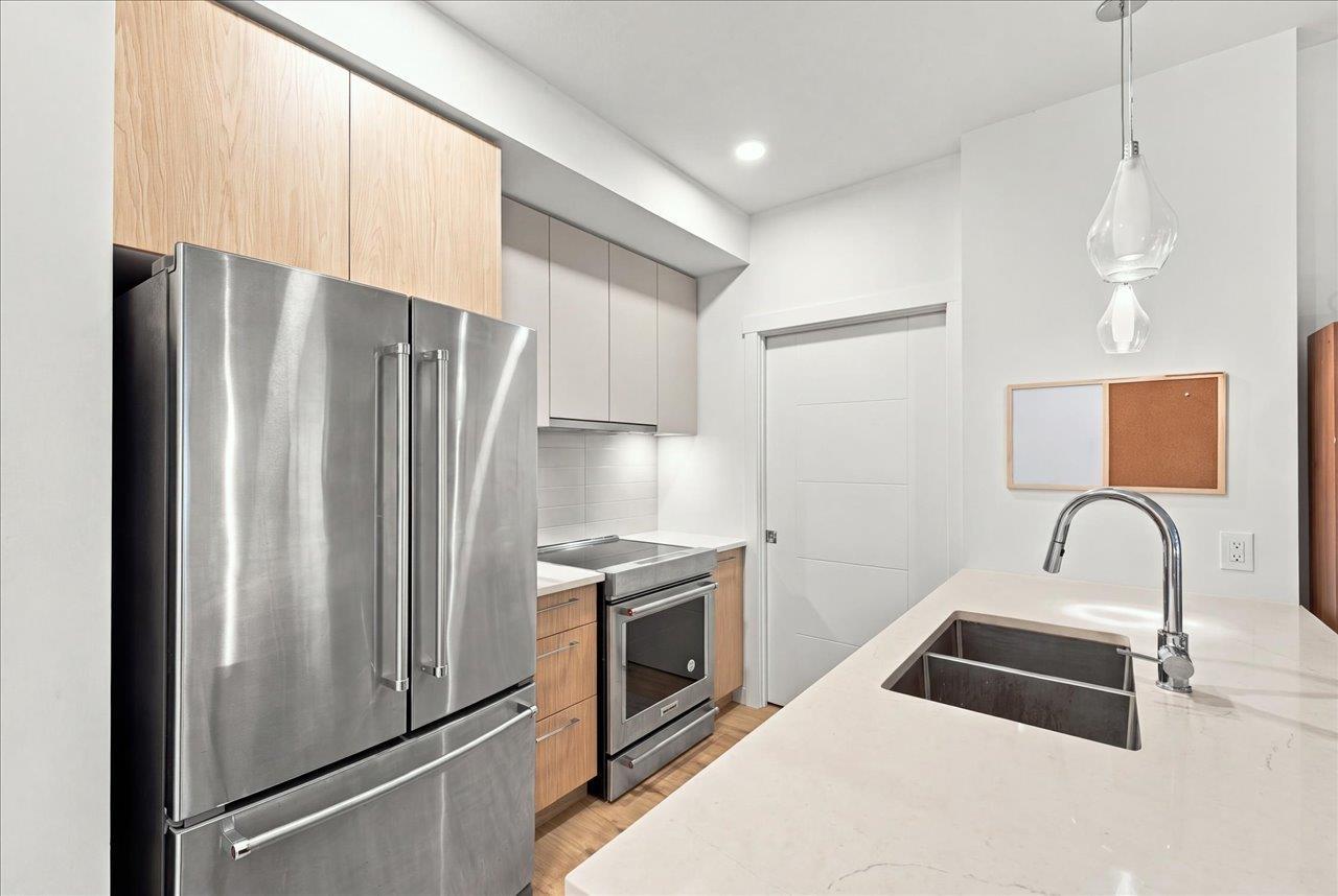 209 3182 Gladwin Road Property Photo 10