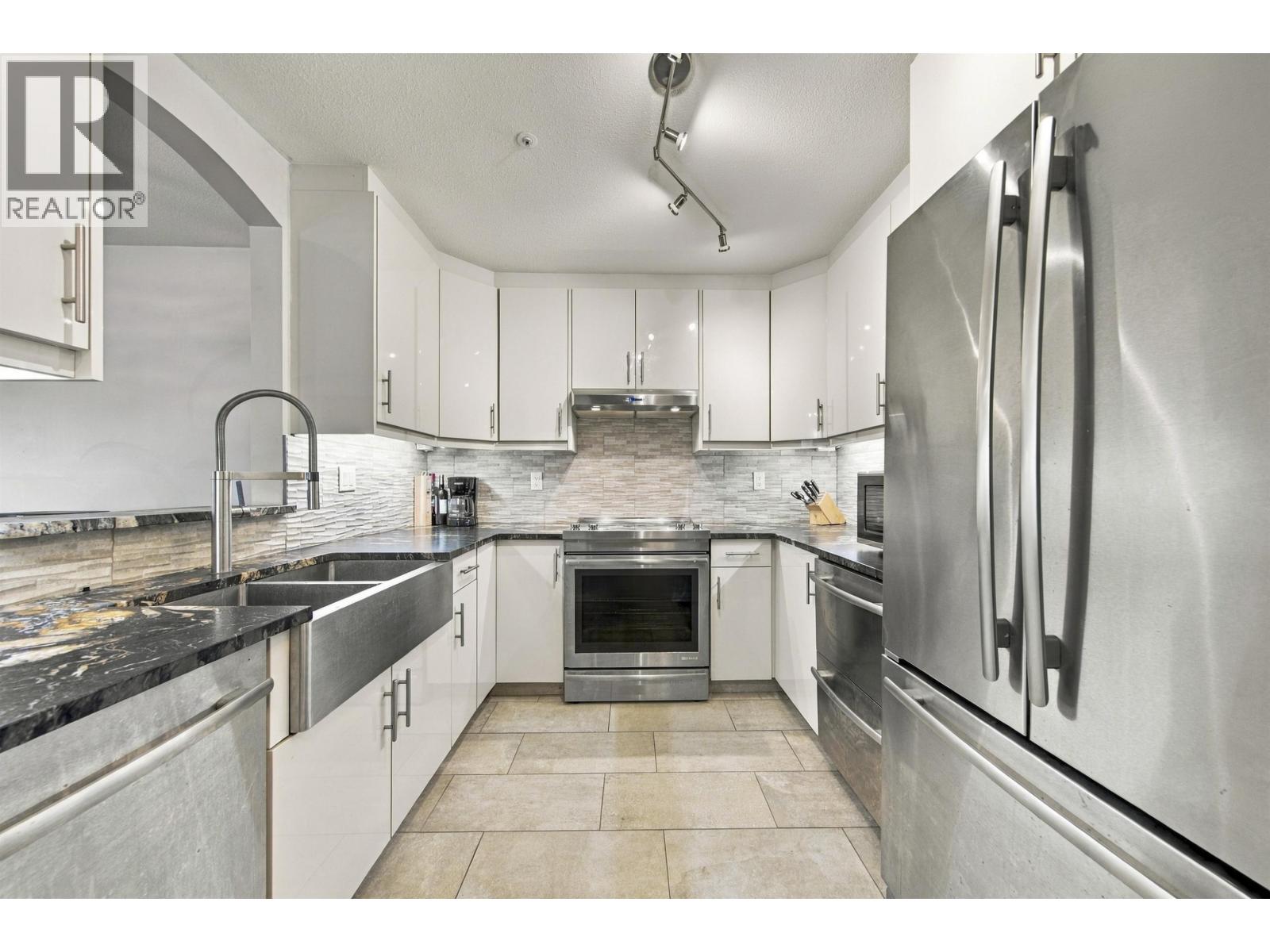 109 5835 Hampton Place Property Photo 1
