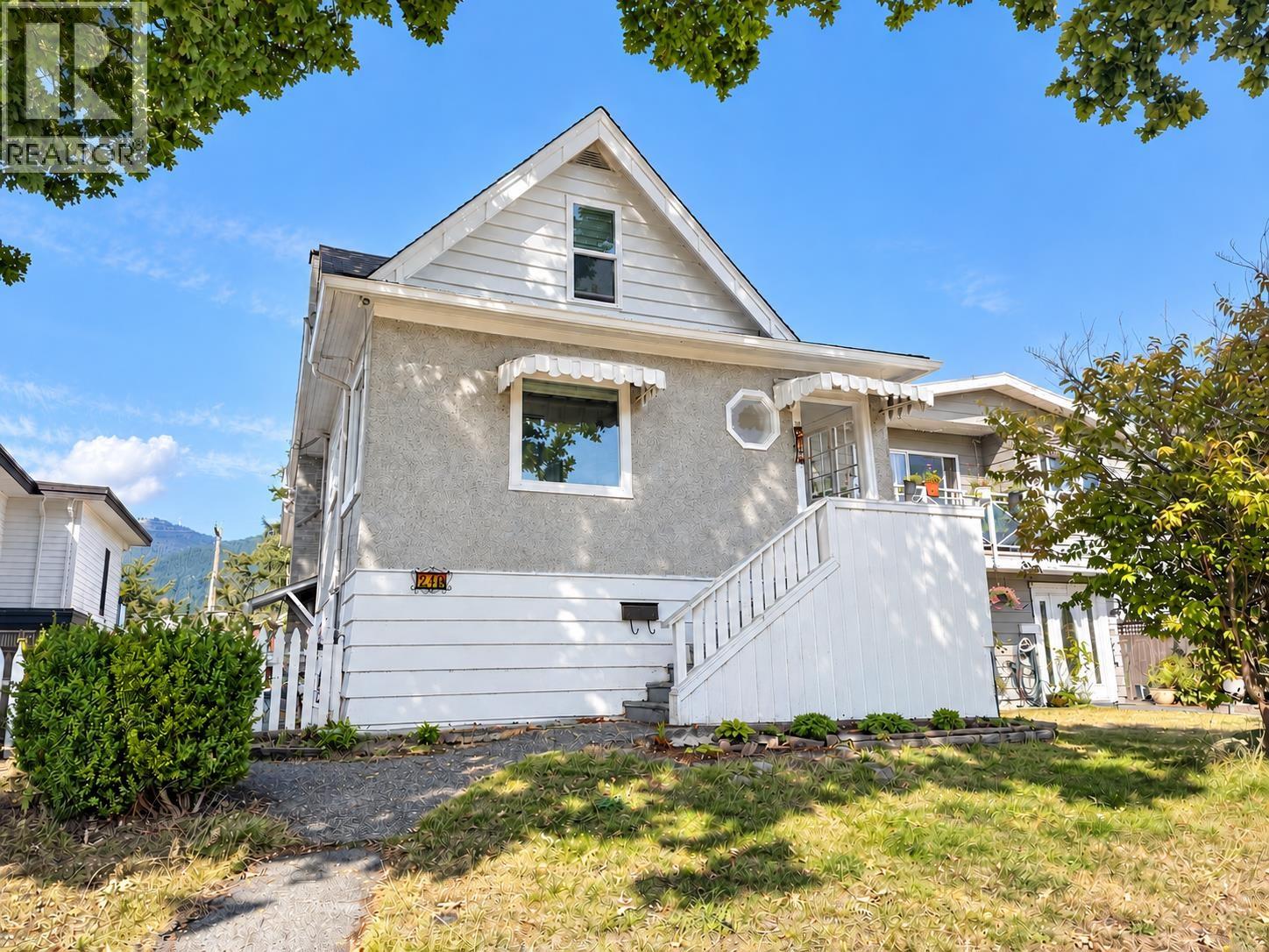 216 E 18th Street Property Photo 1